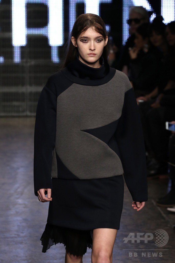 NYを照らすライトやネオンをカラーパレットに、「DKNY」15/16年秋冬