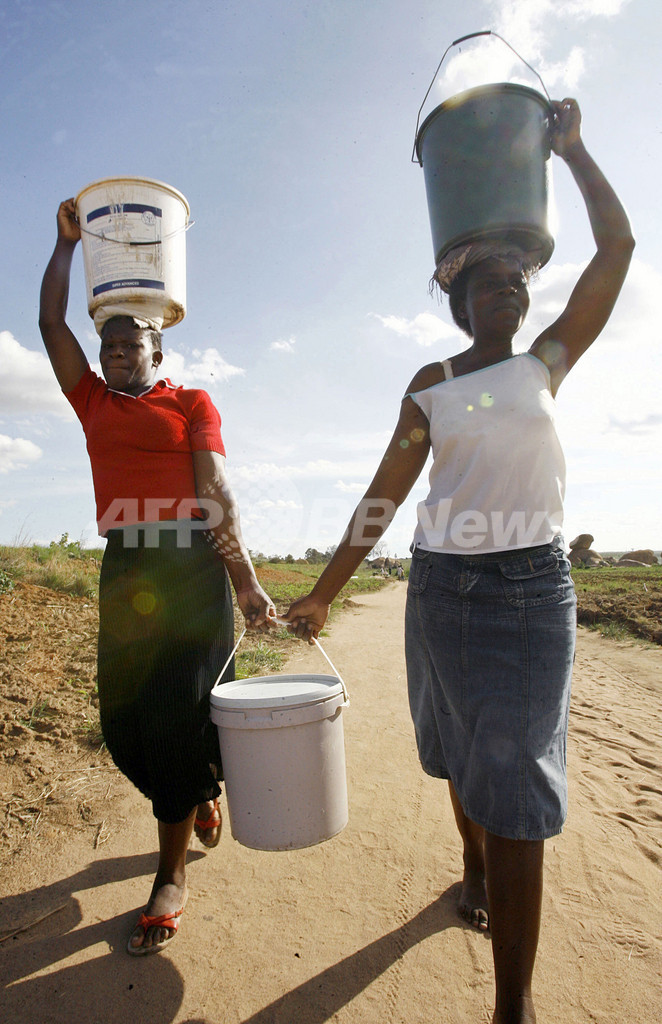 コレラ感染が深刻化するジンバブエ、大統領が突如コレラ根絶宣言