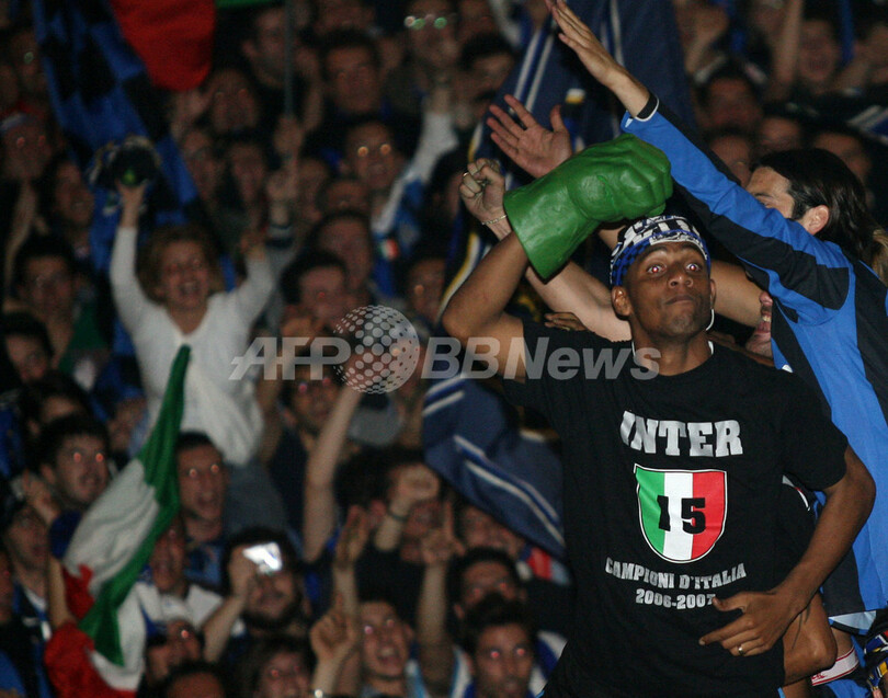 ＜サッカー セリエA＞インテル サポーターに優勝を報告 - イタリア