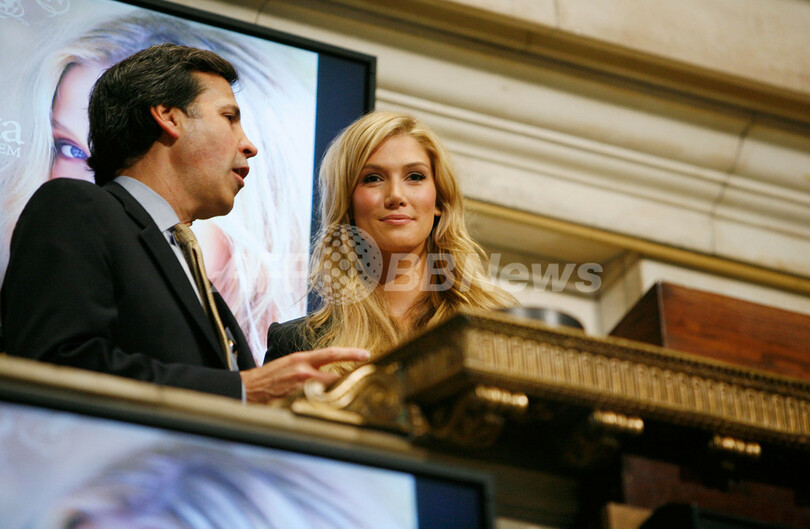 デルタ・グッドレム、NYSEのオープニングベルを鳴らす