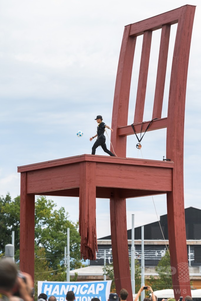 ネイマールが「壊れた椅子」からキックオフ、国際NGOの大使に