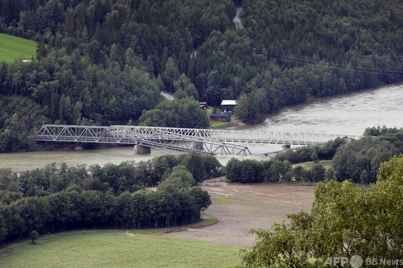 川が増水し鉄道橋崩落 ノルウェー