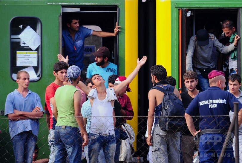 「だまされた」、ハンガリー駅で大混乱 強制下車に移民ら激怒