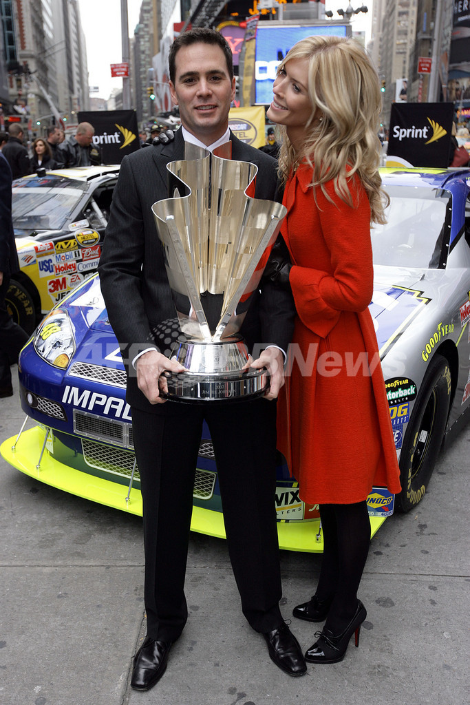 ジミー・ジョンソン タイムズスクエアでトロフィーを披露