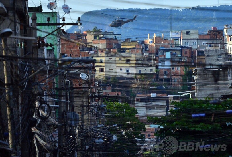 リオのスラム街を警官1000人が制圧、犯罪追放作戦の一環