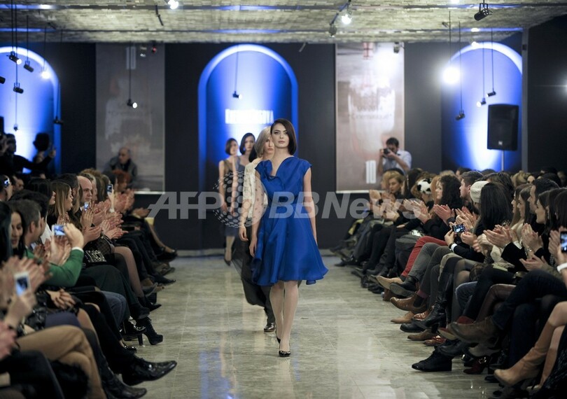 コソボの首都でファッションショー開催