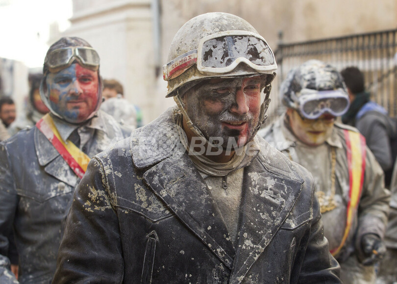 スペインで大暴動･･･ではなく、粉かけ祭りです