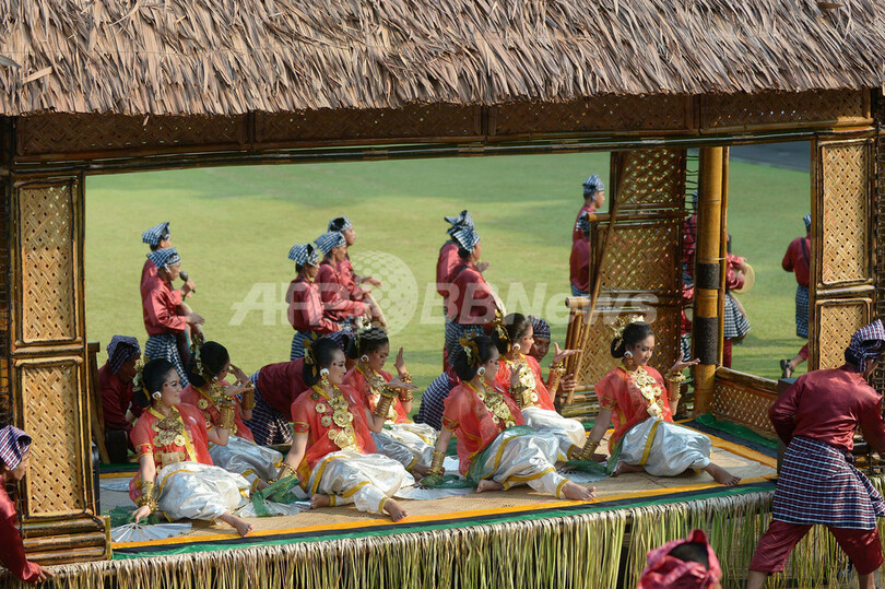独立記念日を祝い、各地の伝統芸能が一堂に集結 インドネシア