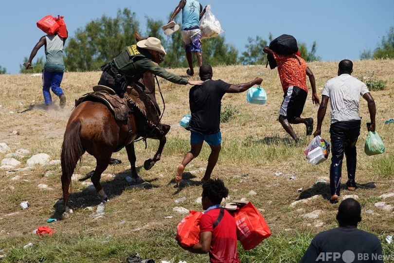 米国境警備隊、移民を馬で追い回す 写真物議で長官が弁明