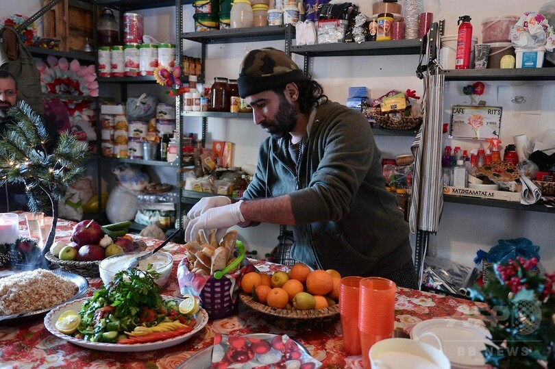 シリアを逃れたシェフ、ギリシャ難民キャンプで振る舞う故郷の味