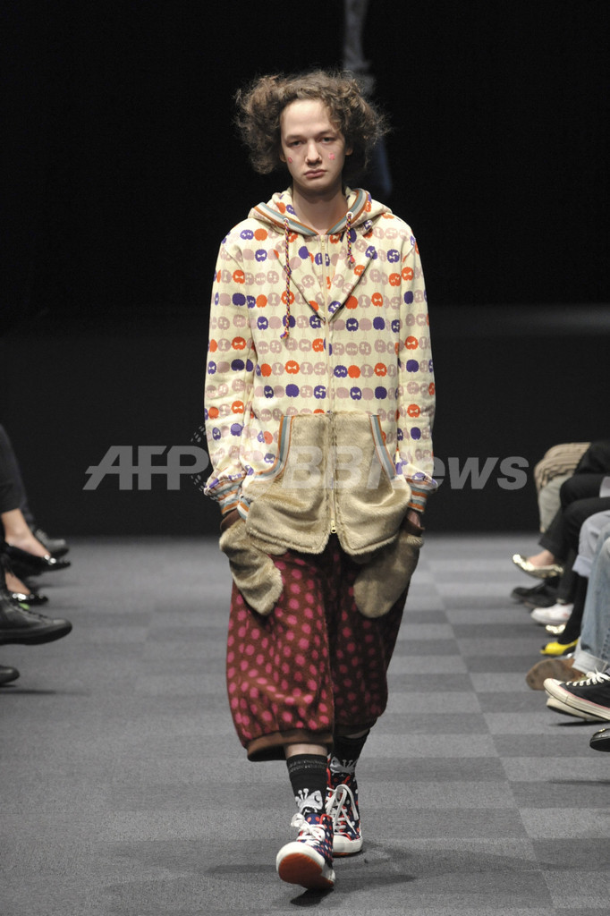 ＜09/10年秋冬東京・コレクション＞メルシーボークー、新作を発表