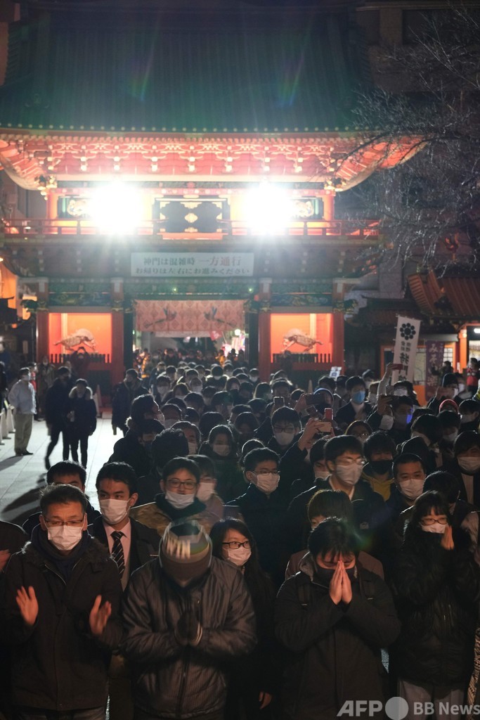 マスク姿で初詣 東京・神田明神