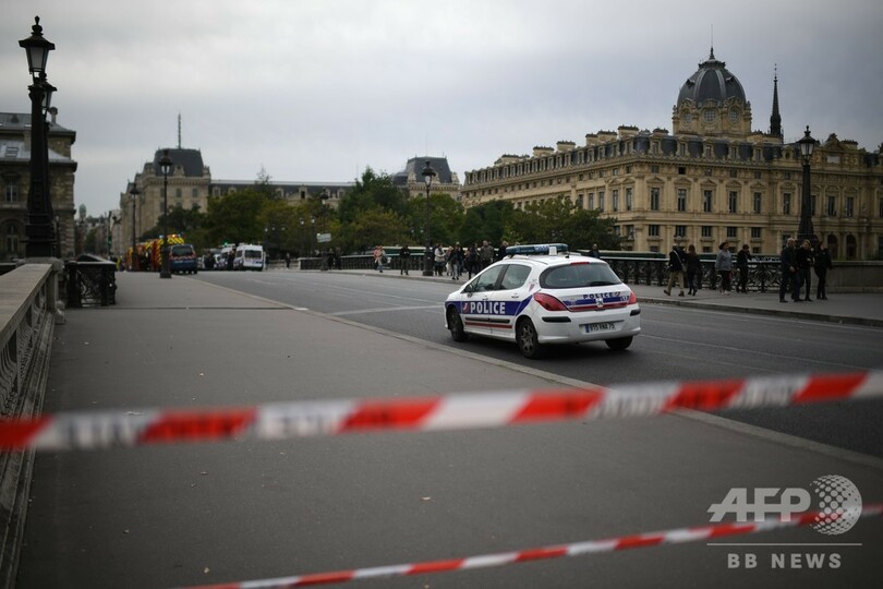 パリ警視庁で刃物襲撃、5人死傷 IT職員の男射殺