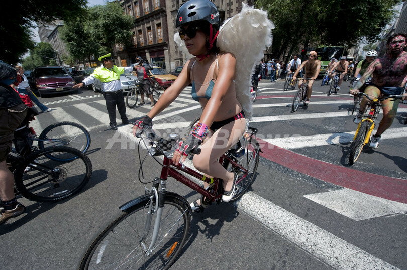 裸のサイクリング集団、環境保護訴え メキシコ市