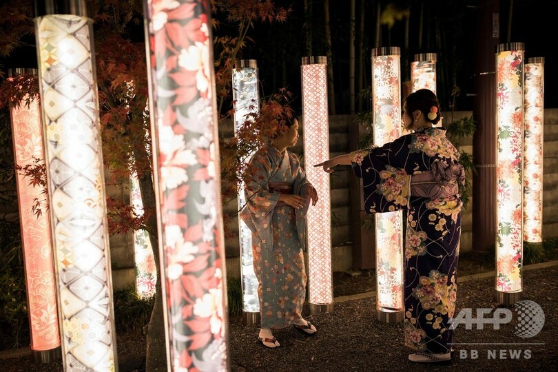 師走の京都・嵐山、着物で散策する観光客も