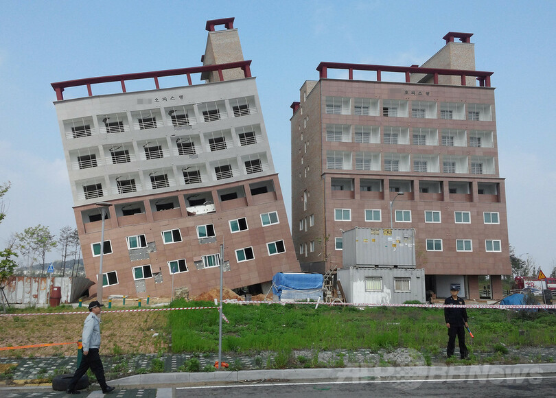 韓国で建設中のビル傾く、倒壊の恐れ