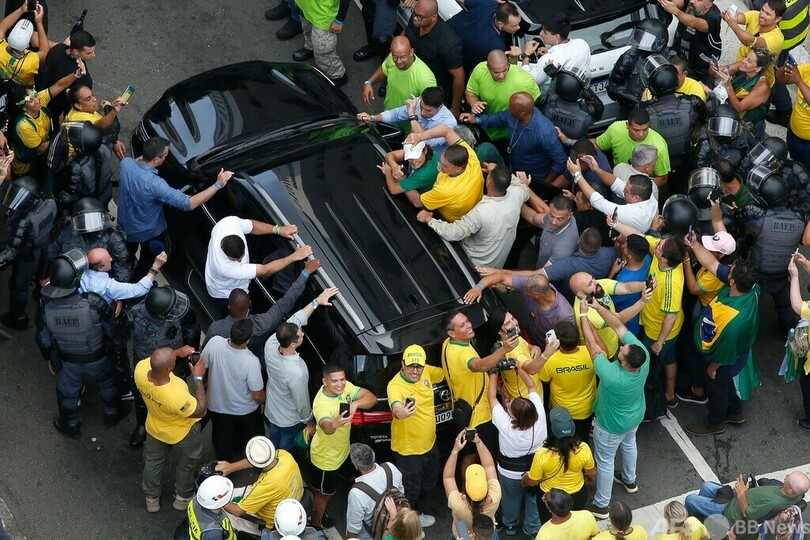 ボルソナロ前大統領、大規模集会で出馬禁止措置を非難 ブラジル