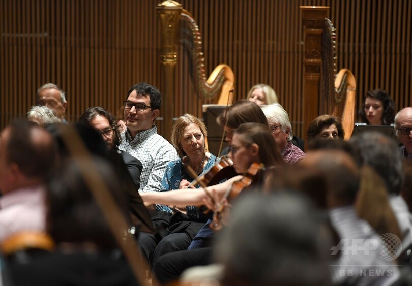 特等席はステージ上 NYの楽団が提示するオーケストラの新しい形