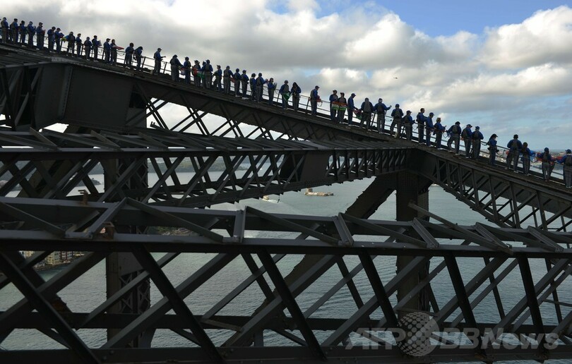 豪ハーバーブリッジ上に340人ずらり、ギネス記録2つ達成