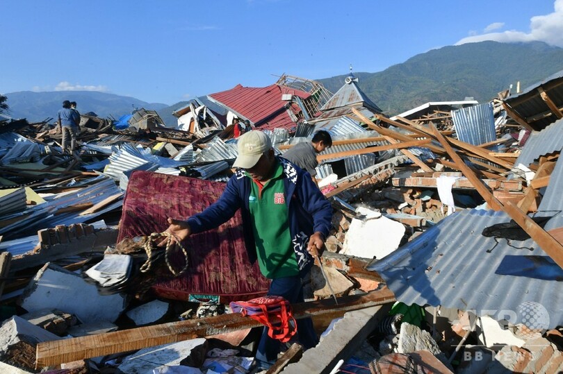 生き延びるために…スラウェシ島地震、被災地で略奪横行 必死の捜索続く