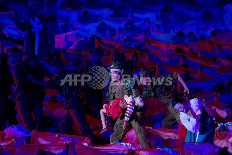 壮観なマスゲーム、「戦勝60周年」記念の北朝鮮アリラン祭