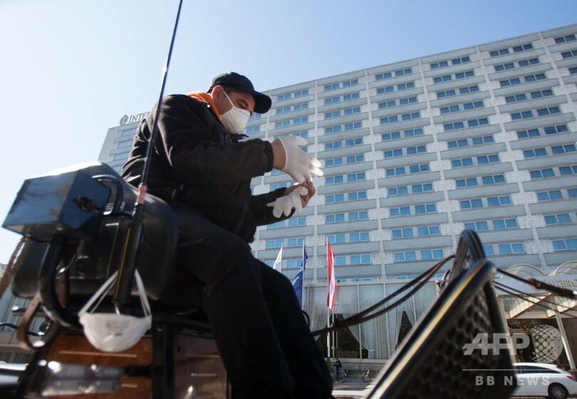 新型コロナで役割変更、ウィーン名物の馬車が高齢者への食事配達で活躍