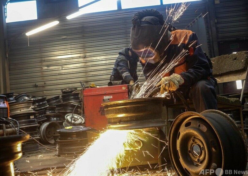 車のホイールをストーブに 電力不足のウクライナ支援 リトアニア