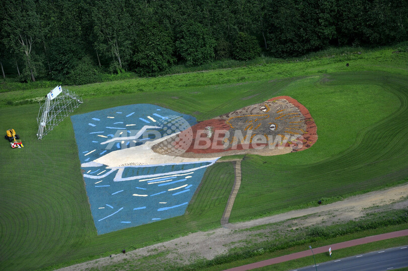 オランダの草原に巨大なゴッホの自画像