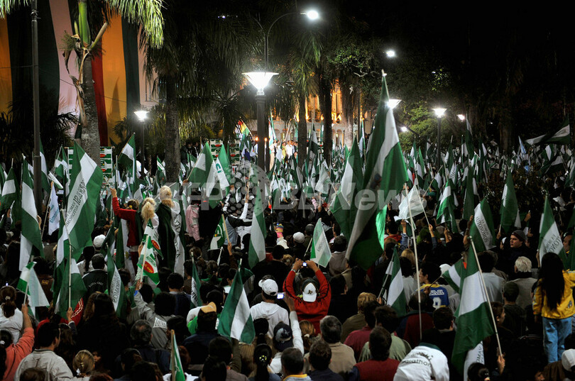 ボリビア・自治権拡大を問う県民投票、賛成多数で承認へ