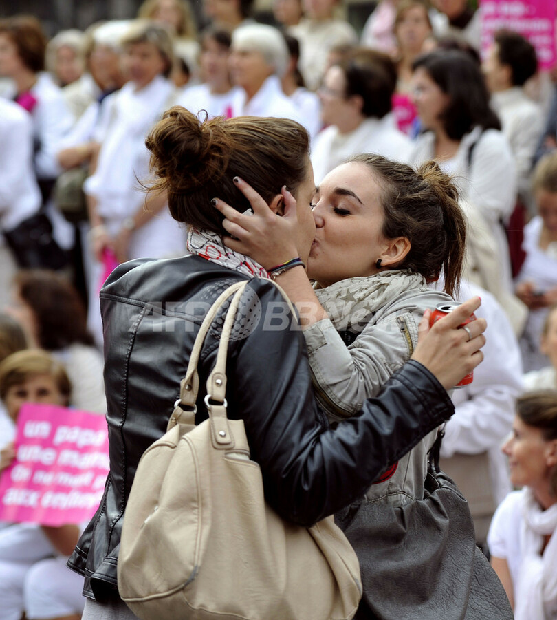 「うちの両親はゲイ、だから何？」 同性カップルの子育てめぐり揺れるフランス