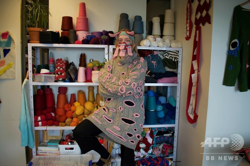 食べちゃうぞ？ 対人距離重視の「怖がらせる」マスク登場