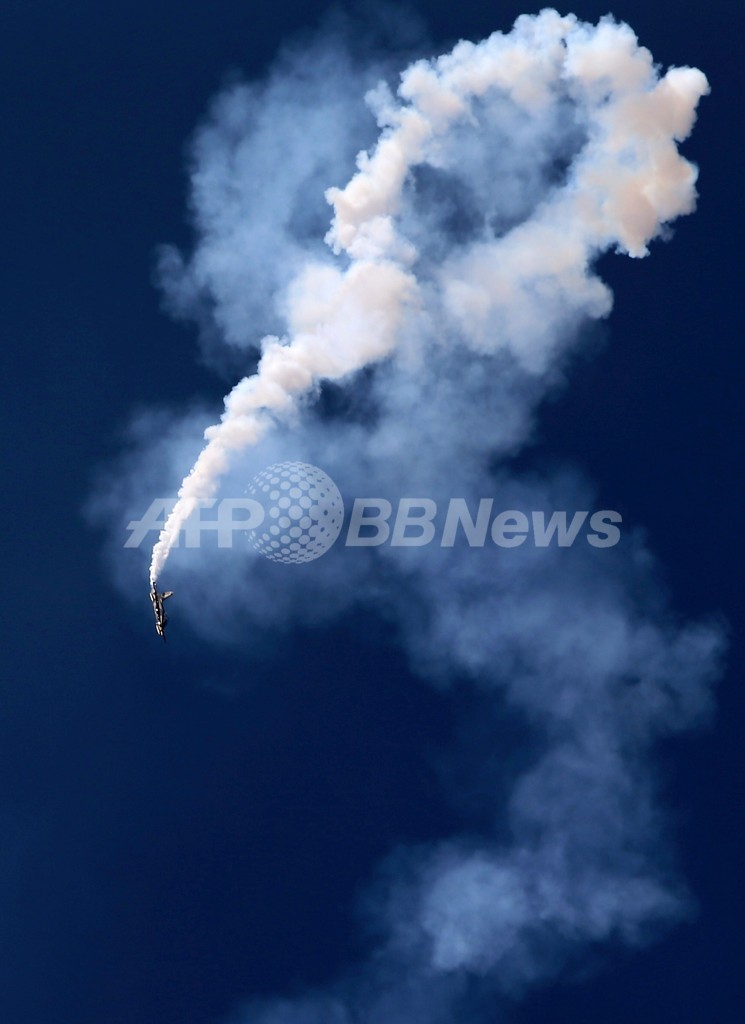 アクロバット飛行チームが妙技を披露、ドバイ航空ショー