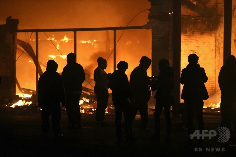 放火相次ぐ、警察への銃撃も 米白人警官不起訴で暴動