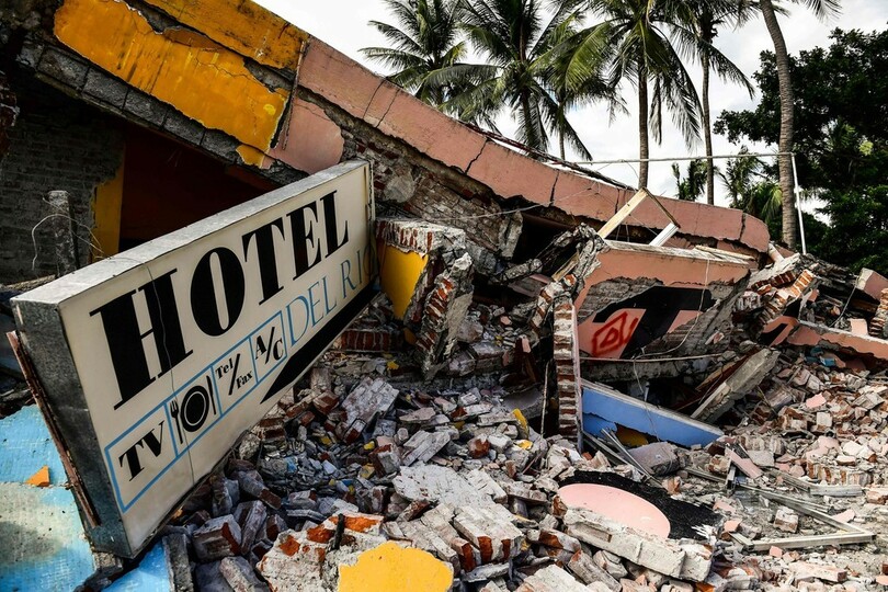 メキシコ地震の死者90人に、余震と略奪におびえる被災者ら
