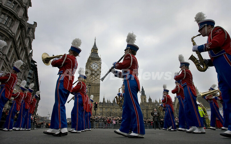 ロンドンで1万人が参加する新年のパレード、見物客も50万人