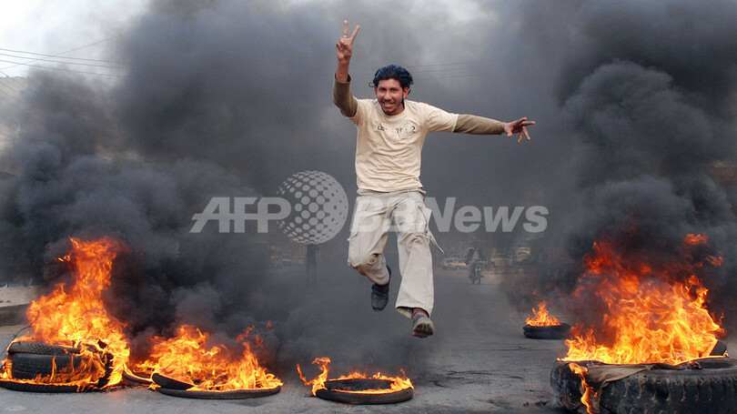 政局混乱のパキスタン、野党支持者が抗議行動 一部が暴徒化