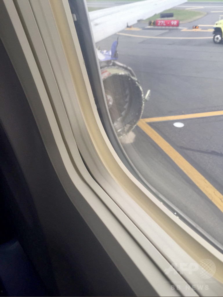 飛行中にエンジントラブル、米旅客機で1人死亡 部品が窓直撃