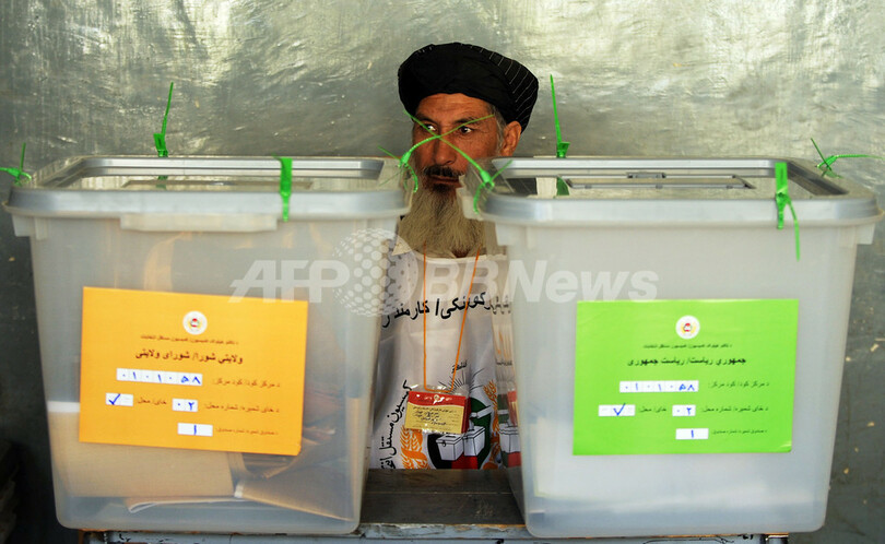 アフガニスタン大統領選、終了時間後も投票続く