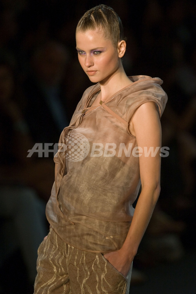 ＜09/10年秋冬サンパウロ・コレクション＞アニメイル、トゥフィ・デュエキら新作を発表