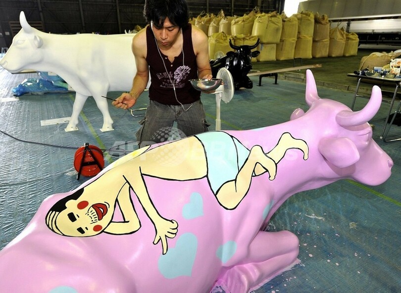 芸術慈善ベント「カウパレード」、カラフルな牛たちが丸の内にやって来る