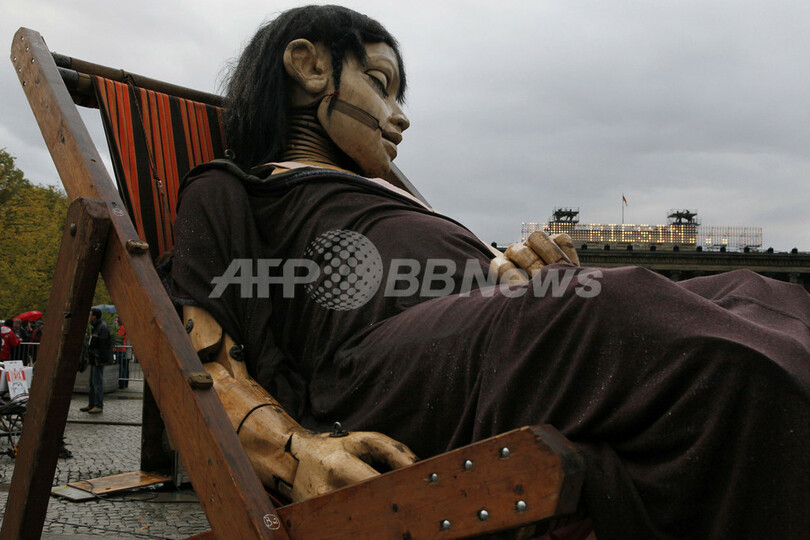 ベルリンを練り歩く巨大操り人形、「壁」崩壊20年