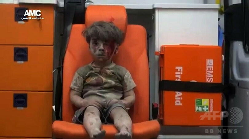 空爆後に救出されたシリア少年の画像、民間人犠牲の象徴に