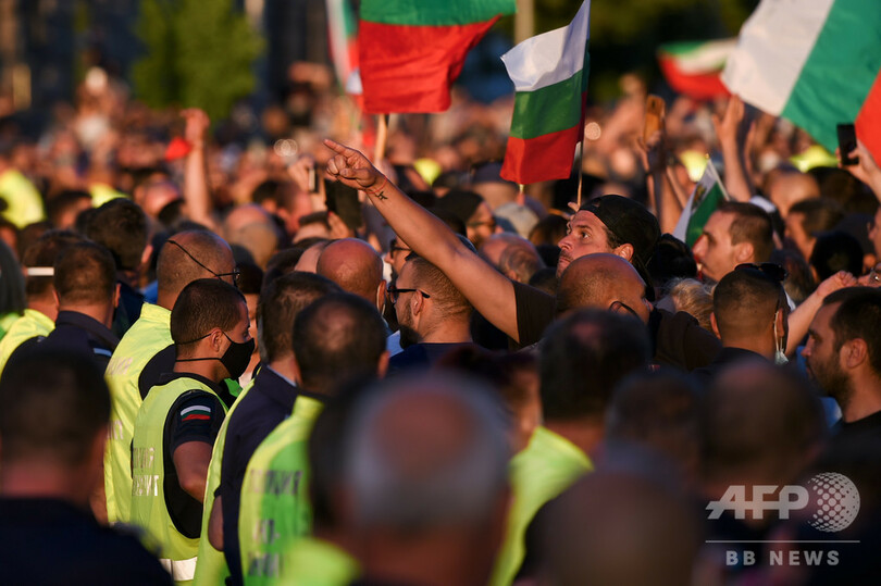 内閣総辞職求め4日連続デモ、ブルガリア 大統領府の強制捜査に国民激怒