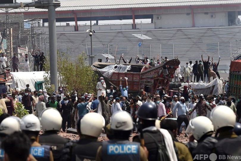 パキスタンで反仏デモ激化 警官ら7人人質