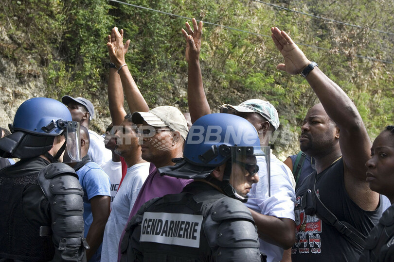 カリブ海のグアドループでゼネスト暴徒化、死傷者も