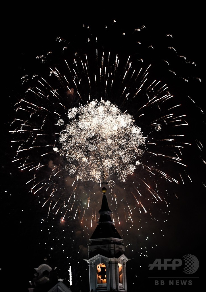 スペイン国民の祝日「イスパニアの日」、大聖堂照らす花火