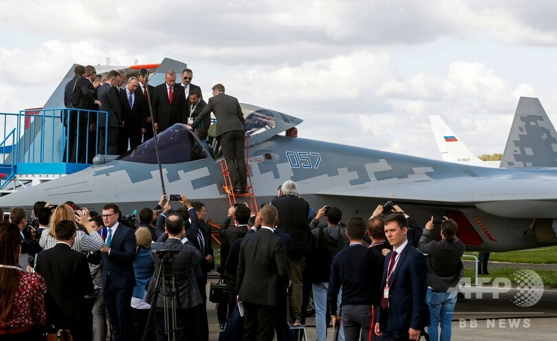 ロシアとトルコの大統領、航空ショーを視察 仲良くアイスを買い食い