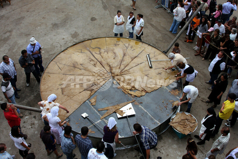 レバノンで世界最大の羊のひき肉料理がギネス記録に、直径20メートル