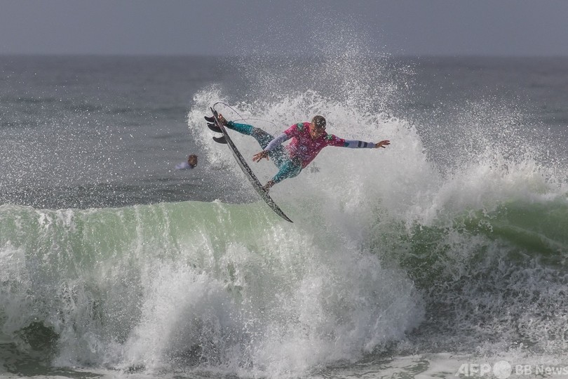 サーフィンCT最終戦、メディナとムーアが優勝