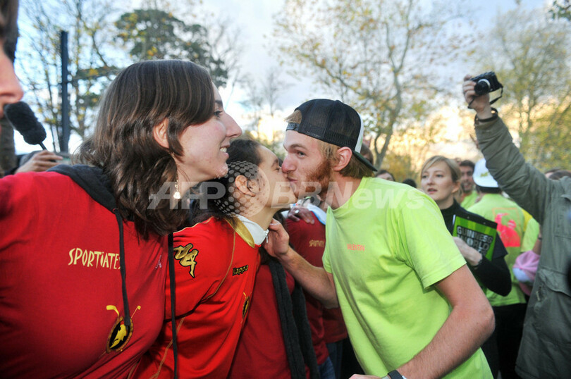 キスで世界記録、ほおに108回、唇は94回